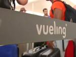 Pasajeros de Vueling afectados por los retrasos y cancelaciones en El Prat.