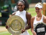Serena Williams y Angelique Kerber, al acabar la final femenina de Wimbledon 2016.