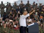 El presidente de EE UU, Barack Obama, saluda al inicio de su discurso a las tropas estadounidenses y espa&ntilde;olas y sus familiares en la base naval de Rota.