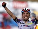 El ciclista espa&ntilde;ol Joaquim 'Purito' Rodr&iacute;guez, del equipo Katusha, celebra su victoria en la decimosegunda etapa del Tour de Francia.
