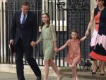 David Cameron junto a su esposa Samantha y sus hijos en su &uacute;ltimo d&iacute;a como inquilinos de Downing Street.