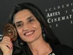 La actriz &Aacute;ngela Molina posa con la medalla de oro de la Academia de Cine.