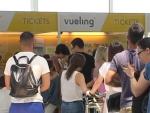 Mostradores de Vueling, colapsados por viajeros afectados por los retrasos y cancelaciones.