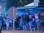 Un grupo de personas sale con las manos en alto del centro comercial Olympia de M&uacute;nich, que ha sido desalojado tras el tiroteo mortal.