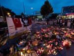 Flores y velas encendidas frente al centro comercial Olympia de M&uacute;nich, escenario del tiroteo mortal.