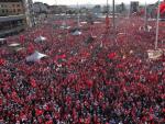 Decenas de miles de manifestantes, convocados por los partidos de la oposici&oacute;n turca, protestan en la plaza Taksim de Estambul.