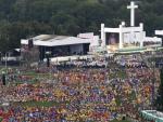 Vista a&eacute;rea que muestra a varios peregrinos mientras participan de la misa inaugural de la XXXI Jornada Mundial de la Juventud (JMJ) en Cracovia, Polonia.