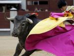 Imagen del torero mexicano Diego Silveti, durante la novena corrida de la feria de San Isidro en la plaza de toros de Las Ventas en Madrid.
