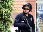 Un oficial de polic&iacute;a resguarda un &aacute;rea cerca al edificio de ingenier&iacute;a de la Universidad de California, en el campus de Los &Aacute;ngeles (UCLA), California.