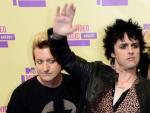 Billie Joe Armstrong (centro) junto al resto de los miembros de Green Day en los MTV Video Music Awards 2012.