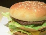 Una hamburguesa de McDonalds.