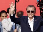 El presidente turco, Recep Tayyip Erdogan, ante miles de seguidores en Estambul.
