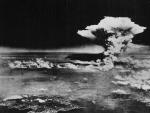 El 9 de agosto de 1945, a las 11 y 2 minutos hora local, el bombardero norteamericano Bockscar dejaba caer Fat Man, nombre que se le di&oacute; a la bomba at&oacute;mica que arras&oacute; Nagasaki. M&aacute;s de 80.000 personas murieron en el acto y cientos de miles sufrieron los efectos de la radiaci&oacute;n. Hoy se celebra el 71 aniversario en el mismo lugar donde cay&oacute; la bomba. Como cada a&ntilde;o, se han reunido cientos de autoridades y familiares para rendir homenaje a todas las personas que fallecieron aquel fat&iacute;dico d&iacute;a. El primer ministro japon&eacute;s, Shinzo Abe, ha destacado la importancia de la hist&oacute;rica visita de Obama a Hiroshima a finales de mayo. El n&uacute;mero total de &quot;hibakusha&quot; o supervivientes de los ataques nucleares, que quedan residiendo en Jap&oacute;n u otros pa&iacute;ses, asciende a 174.000, muy lejos de los casi 400.000 que hab&iacute;a en 1980.