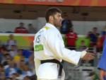 El judoca egipcio El Shehaby se niega a estrechar la mano de su rival, el israel&iacute; Or Sasson.