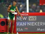 El atleta sudafricano Wayde van Niekerk, tras batir el longevo r&eacute;cord del 400 de Michael Johnson.