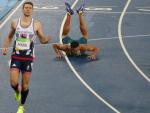 Joao Vitor de Oliveira, atleta brasile&ntilde;o que se lanz&oacute; en plancha para entrar en meta en el 110 metros vallas.
