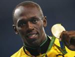 Usain Bolt, en el momento en el que ha recibido la medalla de oro tras ganar la prueba de 100 metros en los Juegos Ol&iacute;mpicos de R&iacute;o de Janeiro.