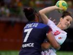 Macarena Aguilar y Allison Pineau durante el partido entre Espa&ntilde;a y Francia de balonmano femenino.