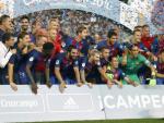 Los jugadores del FC Barcelona posan con el trofeo tras vencer por 3-0 al Sevilla FC.