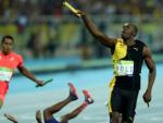 El atleta jamaicano Usain Bolt cruza la meta primero en la prueba final de relevos 4x100 metros de los Juegos Ol&iacute;mpicos R&iacute;o 2016.