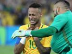 El jugador brasile&ntilde;o Neymar (i) celebra con el guardameta Weverton (d) tras vencer a Alemania en los penaltis de la final de f&uacute;tbol masculino de los Juegos Ol&iacute;mpicos R&iacute;o 2016.
