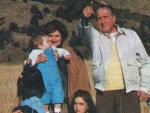 Pinochet y su esposa Luc&iacute;a Hiriart, rodeados de ni&ntilde;os (supuestamente sus nietos) en una de las im&aacute;genes de la campa&ntilde;a del &quot;S&iacute;&quot; sobre el refer&eacute;ndum que cuestionaba su permanencia en el poder, en 1988.