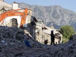 Rescatistas buscan v&iacute;ctimas entre los escombros en el golpeado c&eacute;ntrico pueblo de Amatrice (Italia).
