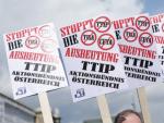 Manifestantes protestan contra el Tratado Transatl&aacute;ntico de Comercio e Inversi&oacute;n (TTIP, por sus siglas en ingl&eacute;s) en Alemania.