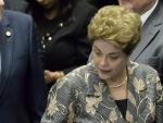 Dilma Rousseff (en el centro) asiste junto al presidente del Tribunal Supremo, Ricardo Lewandowski (izquierda), y al presidente del Senado, Renan Calheiros, a la presentaci&oacute;n de sus alegatos finales.