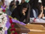 Una mujer permanece junto al f&eacute;retro de su familiar en el funeral de Estado en Amatrice.