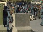 Militares y polic&iacute;as se concentran en el &aacute;rea del atentado minutos despu&eacute;s de la doble explosi&oacute;n frente al ministerio de Defensa de Kabul.