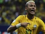 Neymar, de Brasil, celebra la anotaci&oacute;n de un gol ante Colombia.