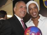 Ronaldinho Ga&uacute;cho (d) y Hristo Stoichkov (i) posan durante la inauguraci&oacute;n de la nueva oficina del FC Barcelona en NY.