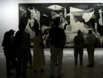 Visitantes contemplando el 'Guernica' de Pablo Picasso en el Museo de Arte Reina Sof&iacute;a de Madrid.