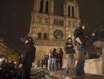 Polic&iacute;a armada frente a la catedral de Notre-Dame.