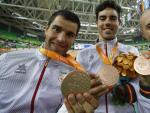 Amador Granados, Alfonso Cabello y Eduardo Santas con la medalla de bronce lograda en los Juegos Paral&iacute;mpicos.