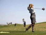 La expresidenta de la Comunidad de Madrid, Esperanza Aguirre, jugando al golf durante la inauguraci&oacute;n del campo de El Enc&iacute;n.