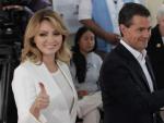 El presidente de M&eacute;xico, Enrique Pe&ntilde;a Nieto, y su esposa &Aacute;ngelica Rivera votan en Ciudad de M&eacute;xico.