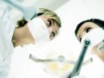 Dos dentistas en una consulta.