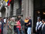 Colombianos yendo a votar al consulado de Colombia en Barcelona sobre el acuerdo de paz con las FARC.