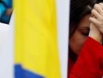 Reacci&oacute;n de una mujer tras escuchar los resultados del plebiscito sobre el acuerdo del Gobierno con las FARC.
