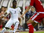 El jugador de Ghana Christian Atsu (i) disputa el bal&oacute;n con Reuban Belima (d) de Guinea Ecuatorial durante las semifinales de la Copa &Aacute;frica 2015.