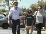 Brad Pitt y Angelina Jolie caminan junto a sus hijos Shiloh y Pax.