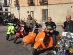 La alcaldesa de C&aacute;ceres con las scooters que participan en el Europa Sur