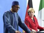 La canciller alemana, Angela Merkel, y el presidente de Nigeria, Muhammadu Buhari, ofrecen una rueda de prensa en la Canciller&iacute;a en Berl&iacute;n.