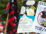 Decenas de miles de manifestantes protestan contra el TTIP y el CETA en Berl&iacute;n, el pasado 17 de septiembre.
