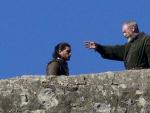 Kit Harington (Jon Nieve) y Liam Cunningham (Davos Seaworth), en un momento del rodaje de 'Juego de tronos' en San Juan de Gaztelugatxe, situado en la localidad vizcaina de Bermeo.