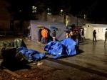 Personas evacuadas pasan la noche en tiendas de campa&ntilde;a en Camerino, Italia.