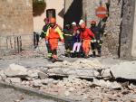 Efectivos de emergencias y bomberos italianos evac&uacute;an a algunos residentes del municipio de Norcia tras el terremoto.