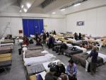 Varios vecinos descansan en una de las instalaciones habilitadas para acoger a los afectados del terremoto registrado en el centro de Italia.